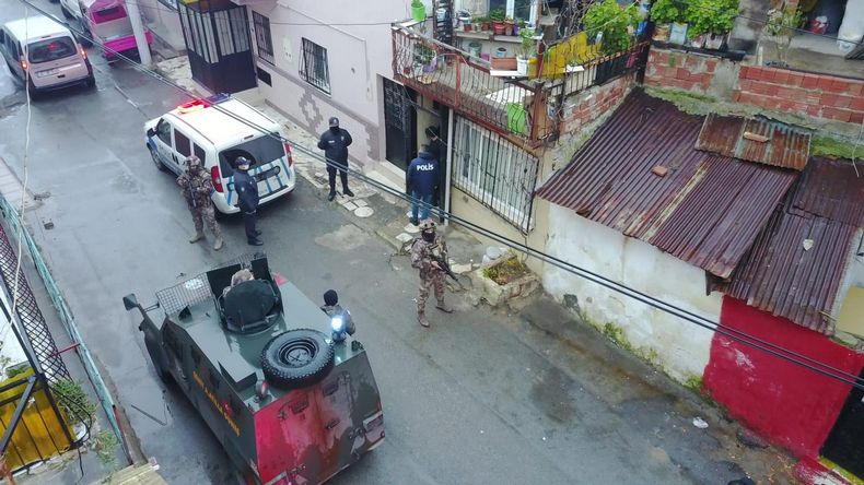 İzmir polisinden hava destekli operasyon: 26 gözaltı