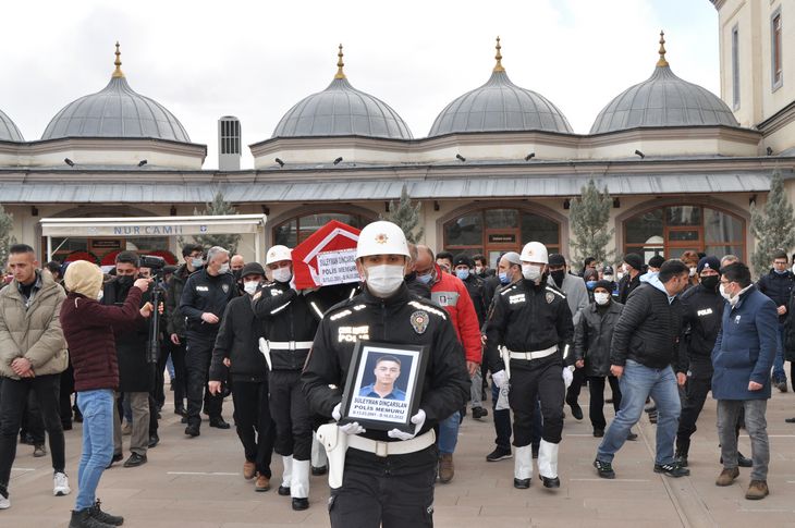 İzmir’de kaza sonucu vurulan polis toprağa verildi