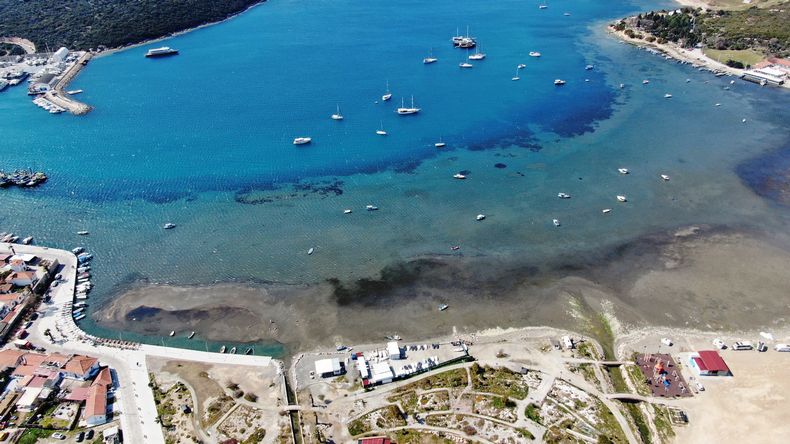 İzmir’de korkutan görüntü: Çekilen deniz havadan görüntülendi