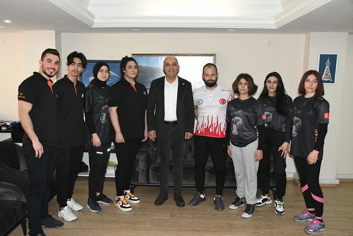 İzmir'in şampiyonlarından CHP'li Polat'a ziyaret