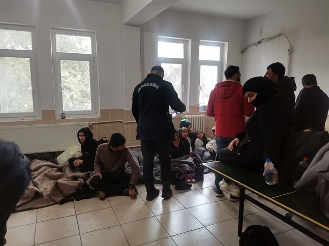 Kaçak göçmenler, dorsenin içerisinde yakalandı