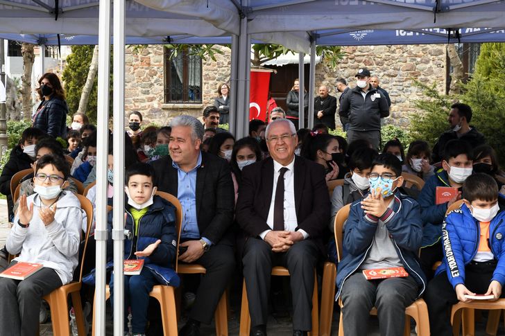 Karabağlar'da en çok kitap okuyan öğrenciler ödüllendirildi