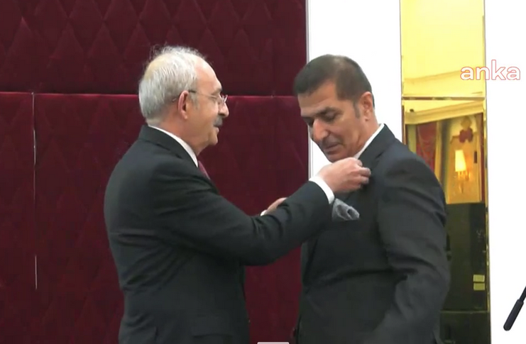 Kılıçdaroğlu, CHP’ye katılan Hasenan Aşireti’nin liderine rozet taktı!