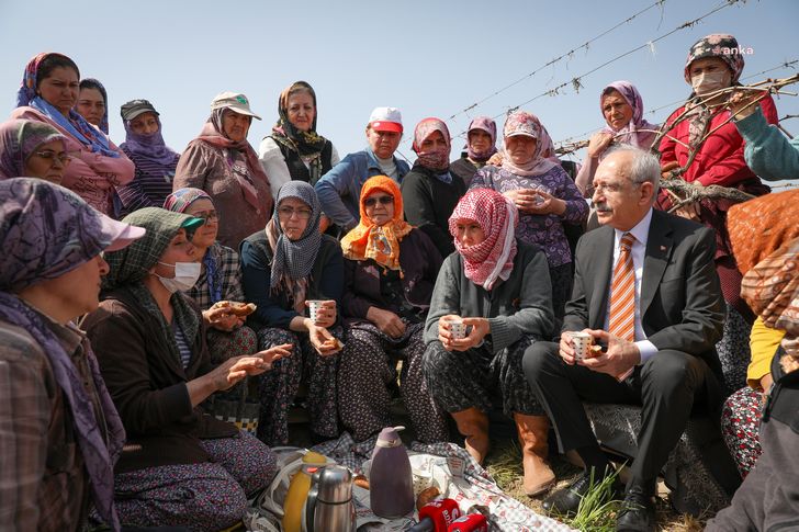 Kılıçdaroğlu, üzüm bağında çalışan kadın işçilerin dertlerini dinledi