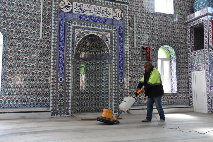 Menemen’deki camilerde Ramazan temizliği