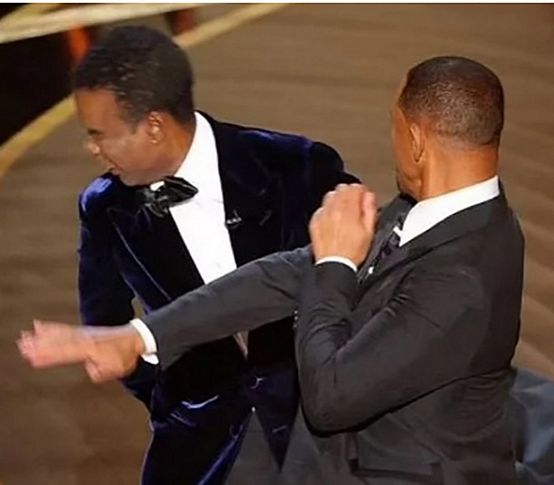Oscar’da skandal! Will Smith sahnede Chris Rock’ı tokatladı