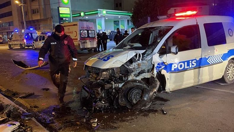 İzmir’de polis aracı refüjdeki ağaca çarptı: 2 yaralı