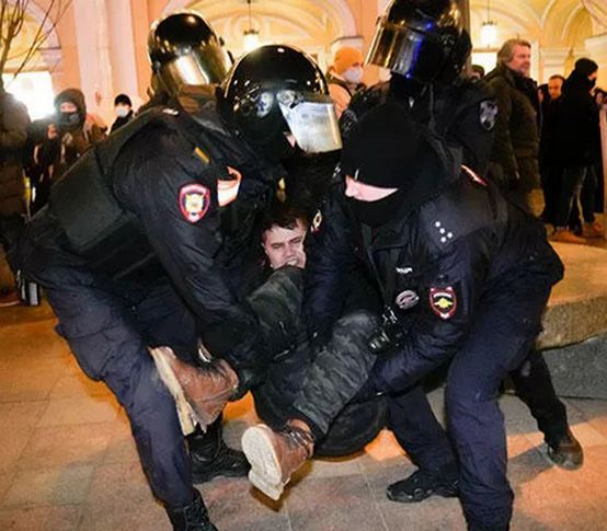 Rusya'da savaş karşıtı gösterilerde gözaltılar sürüyor