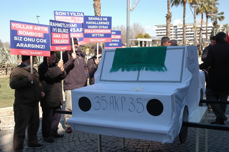 Saadet Partisi İzmir'den akaryakıt zamlarına tabutlu protesto