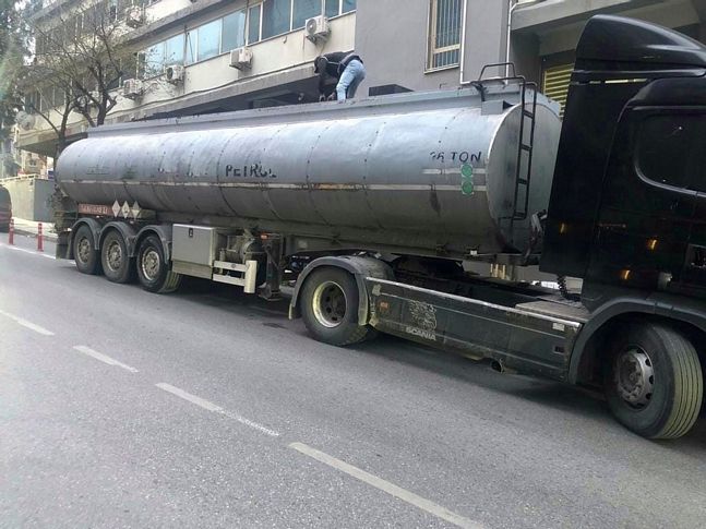 Sokak ortasındaki tankerde kaçak akaryakıt ele geçirildi