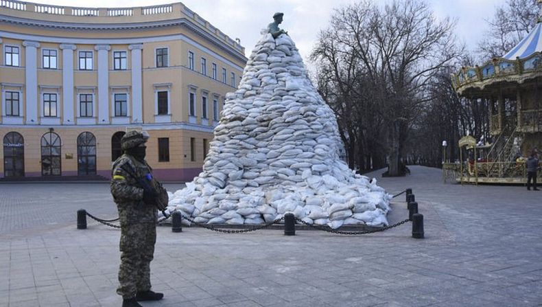 Ukrayna askeri bu heykeli koruyor!