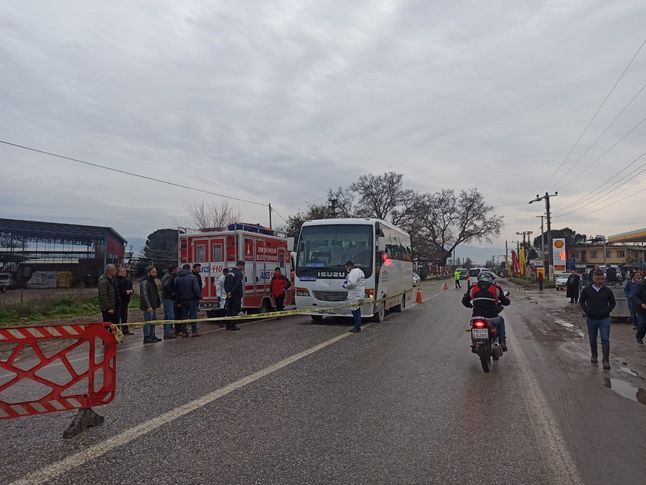 Yolun karşısına geçerken minibüsün çarptığı adam olay yerinde can verdi