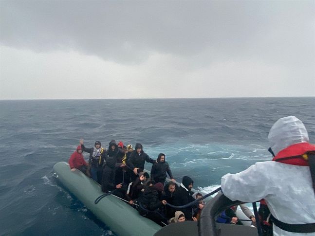 Yunanistan unsurlarınca geri itilen 77 göçmen kurtarıldı