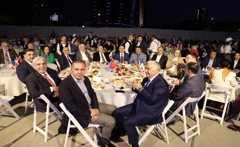 AK Parti'nin iftarında tepki çeken isim! 'Ödüllendirilmiş gibi protokole oturtuluyor'