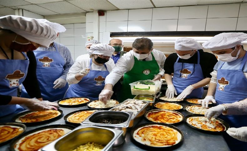 Başkan Tugay gençlerle mutfağa girdi