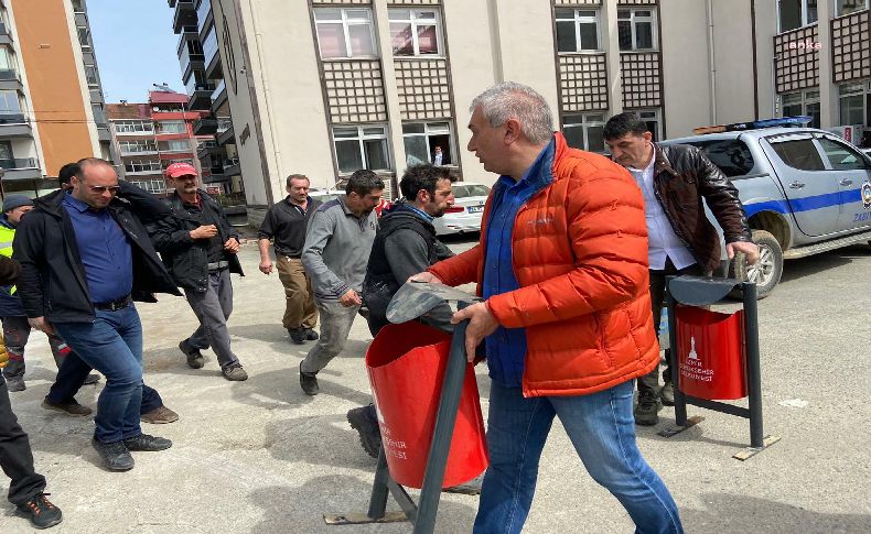 İzmir Büyükşehir Belediyesi'nin dayanışma için gönderdiği çöp kovaları Fındıklı'yı karıştırdı!