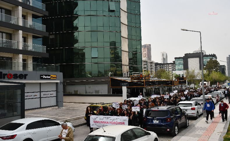İzmir'de avukatlardan '5 Nisan' yürüyüşü: Savunma susmadı, susmayacak