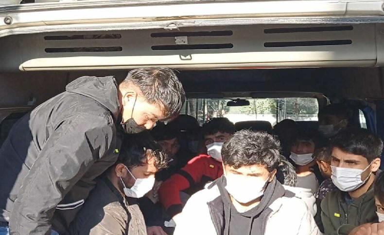 İzmir'de kontrol için durdurulan minibüsten 28 göçmen çıktı