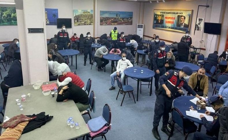 İzmir'de suçüstü kumar baskını: 160 kişiye ceza yağdı