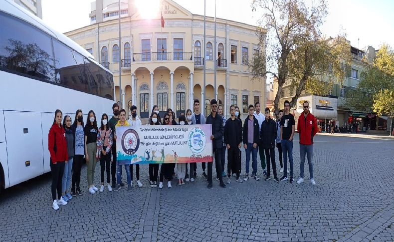 İzmir TEM Şube, öğrencilere tarihi yerleri gezdiriyor
