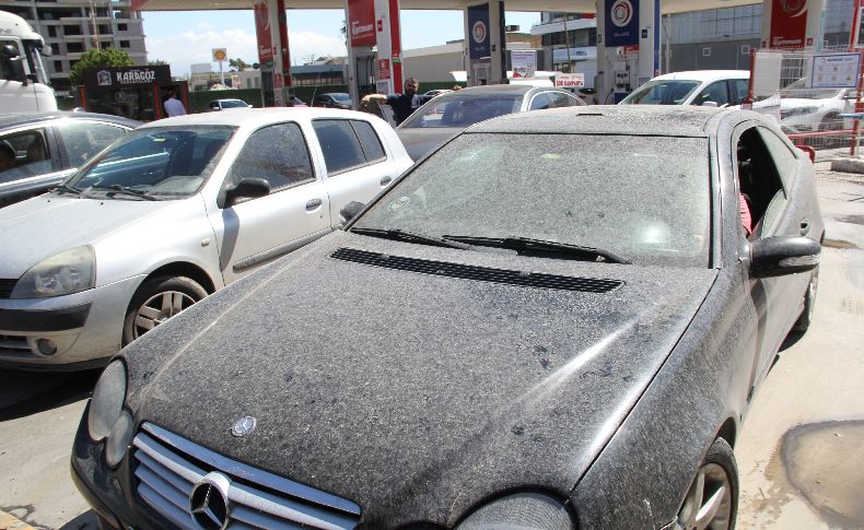 İzmir’de çamur yağdı; oto yıkamacılarda yoğunluk yaşandı