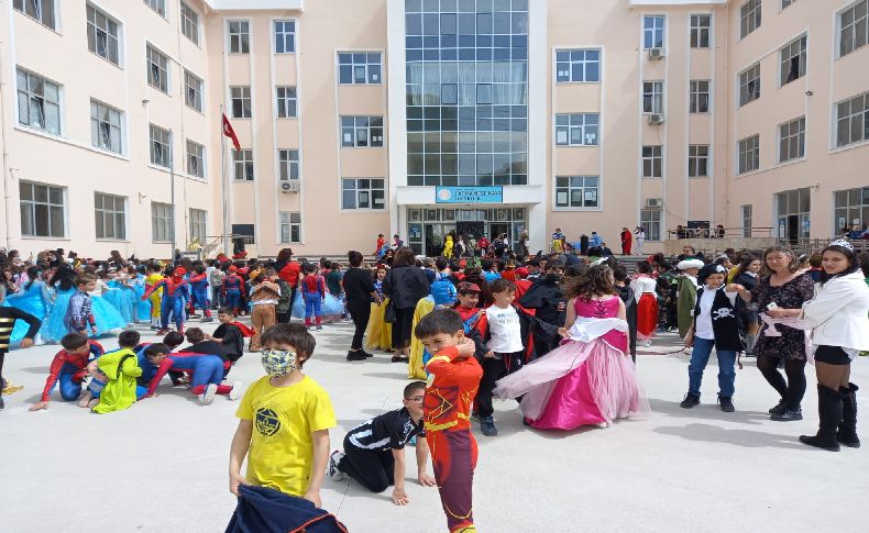İzmir’deki okulda ‘Masal Kahramanları Festivali’ coşkusu