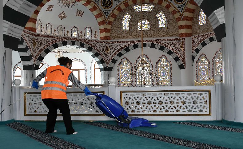 Karabağlar Belediyesi’nden camilere Ramazan temizliği
