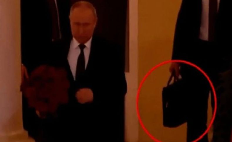 Putin, katıldığı cenaze törenine nükleer çantayla geldi