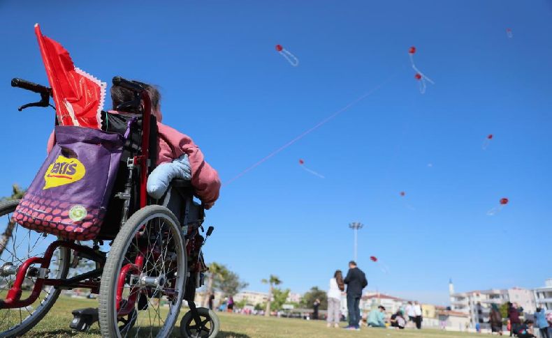 Aliağa'da engelli çocuklar uçurtma şenliğinde buluştu