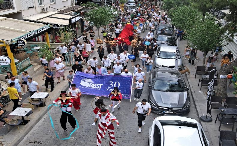 Bornova'da karnaval gibi 30. yıl kutlaması