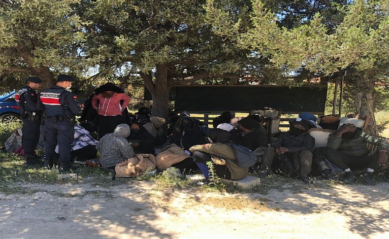 Çeşme'de 35 düzensiz göçmen yakalandı
