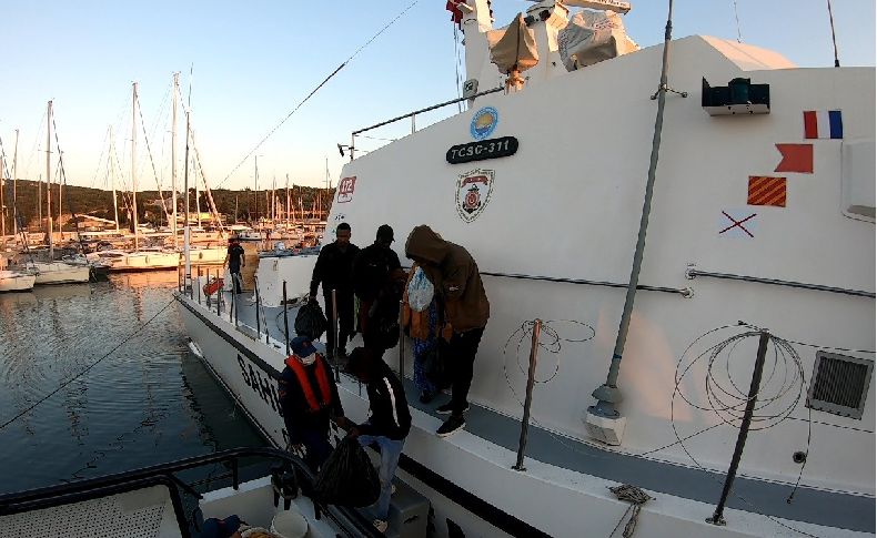İzmir açıklarında 46 göçmen kurtarıldı