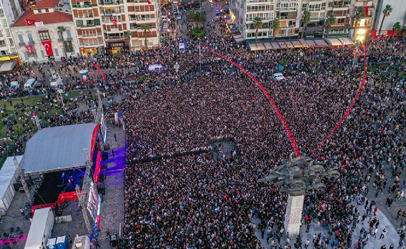 İzmir'de 19 Mayıs coşkusu meydanlara sığmadı