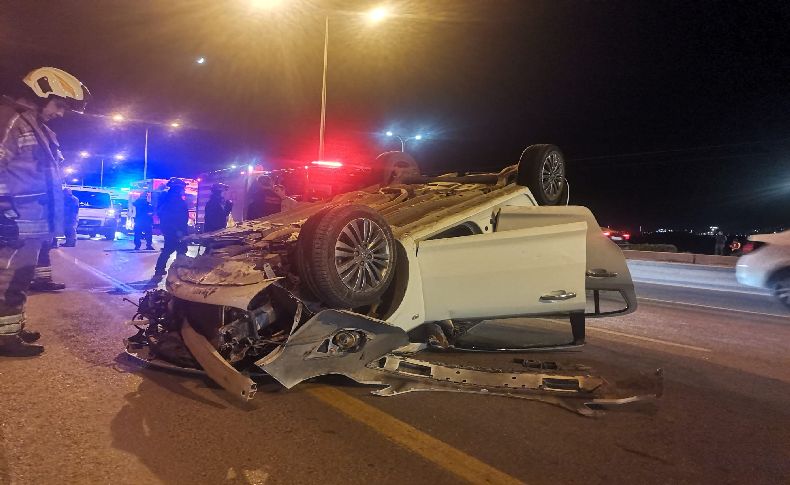 İzmir'de akılalmaz kaza! Refüje çarptı takla attı