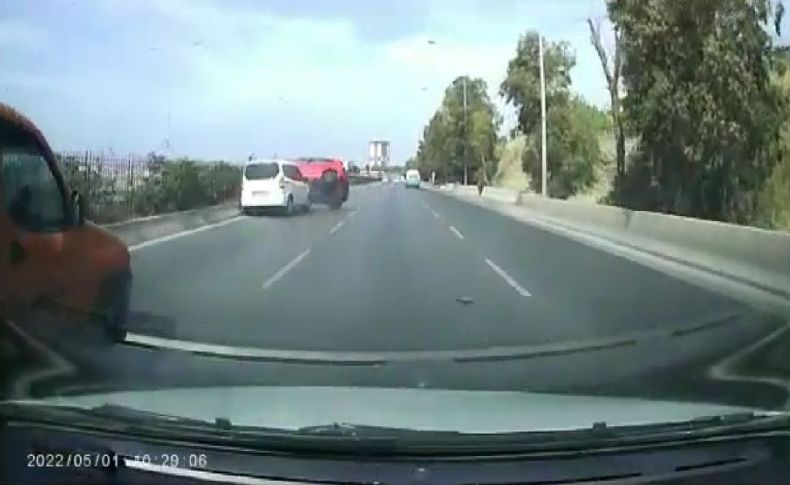 İzmir'de aracın çarptığı otomobil takla attı