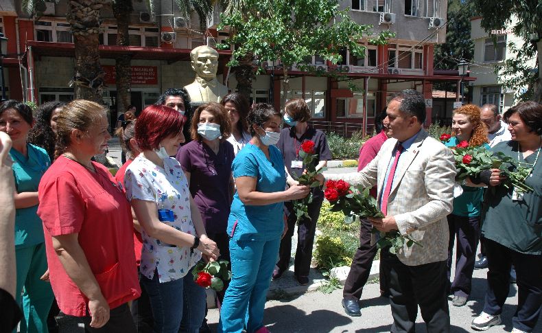 İzmir'de hemşirelere çiçekli kutlama