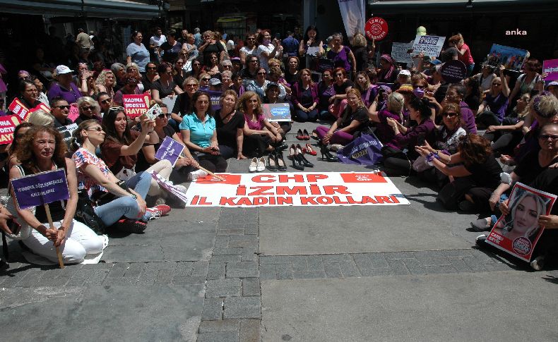 İzmir'de kadın cinayetlerine karşı oturma eylemi