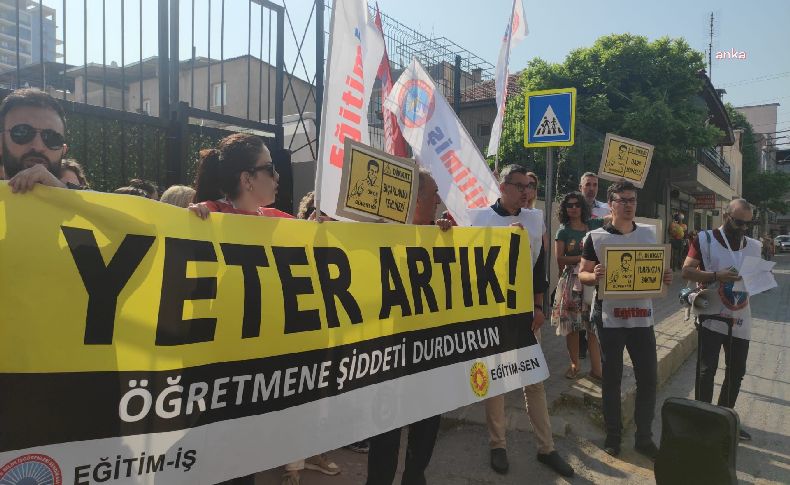 İzmir'de öğretmenler, meslektaşlarının darp edilmesini protesto etti