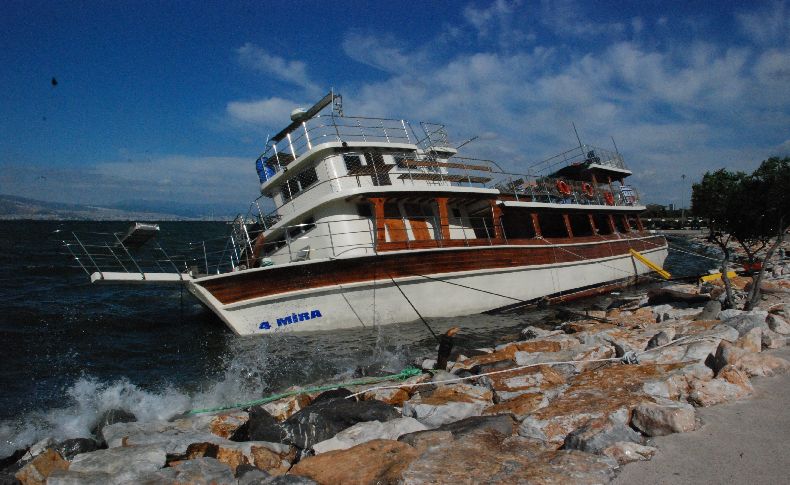 İzmir’de şiddetli rüzgar tekneyi devirdi