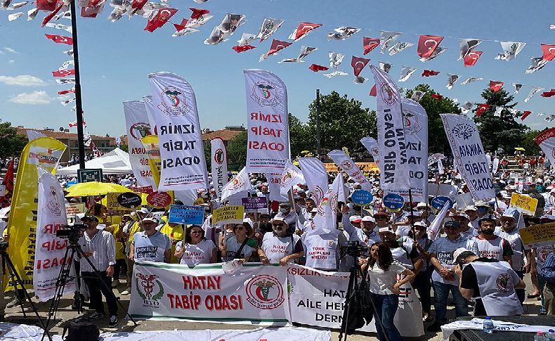 Sağlık çalışanların Beyaz Miting mesajı: Toplumda sağlıksızlık yaratan ne varsa...