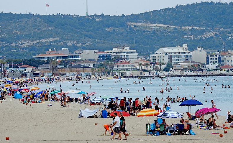 Sıcaklıklar arttı tatilciler Çeşme'ye akın etti