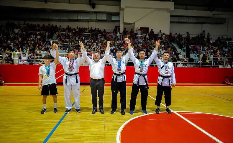 Bayraklı’nın Yaz Spor Okullarına renkli açılış