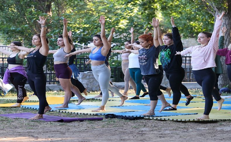 Buca'da 50 genç kadın yoga kampında buluştu