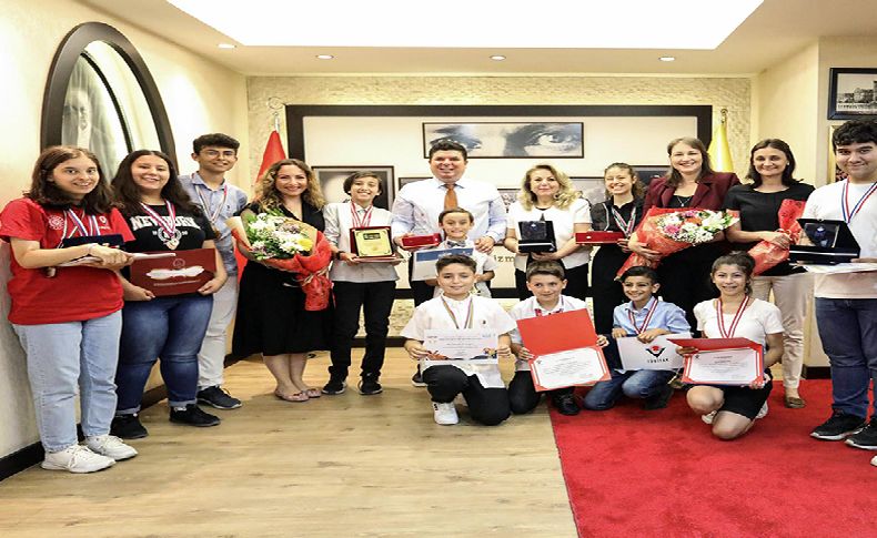 Buca'nın şampiyon öğrencilerinden Başkan Kılıç'a ziyaret