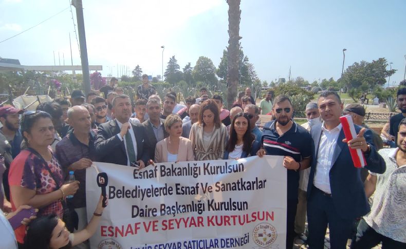 CHP Genel Merkez İzmir’de sahaya indi; Böke ve Ağbaba sokak esnafının dertlerini dinledi