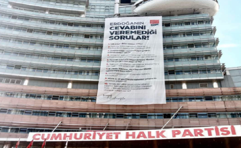 CHP Genel Merkezi'ne 'Erdoğan'ın cevap vermediği sorular' asıldı