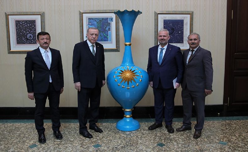 Cumhurbaşkanı Erdoğan Menemen'de üretilen vazodan 50 adet sipariş etti