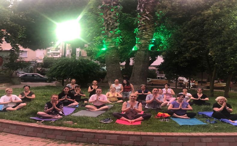 Fahrettin Altaylı kadınlardan 'yoga yasağı'na yogalı protesto