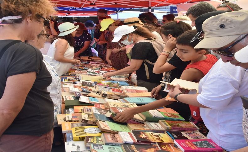 Foça'da bir günde 5 bin ücretsiz kitap dağıtıldı