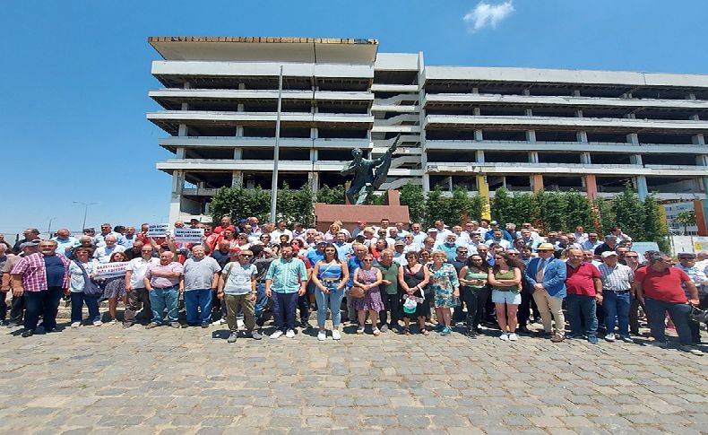 Gazetecilerden 'Sansür Yasası' protestosu: Özgür haberden elinizi çekin!